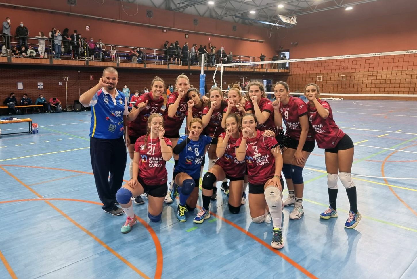 FEM004 Golpe encima de la mesa de las chicas para optar al ascenso