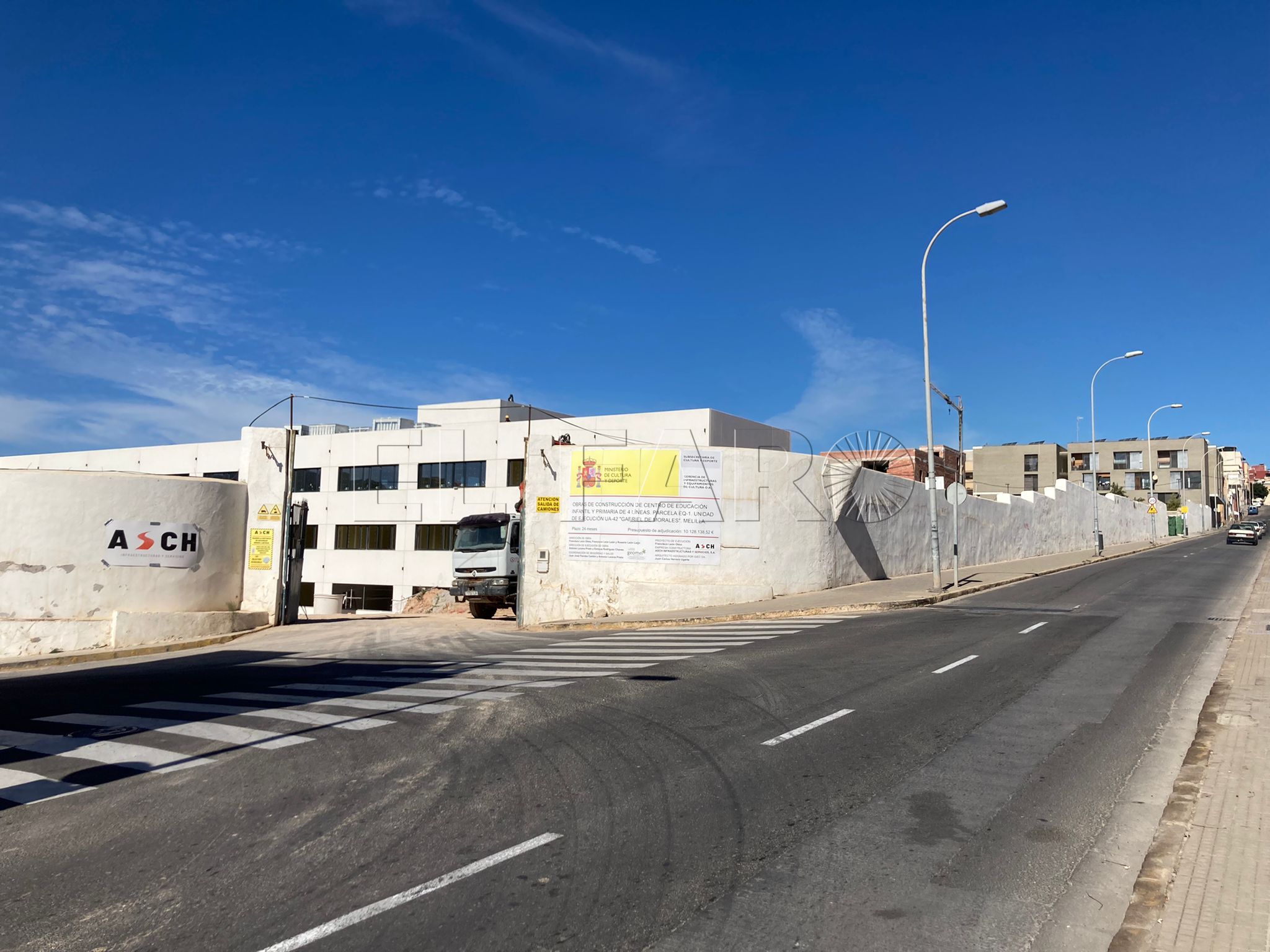 acera sin árboles frente al nuevo colegio Gabriel de Morales La ampliación del colegio Hipódromo, objetivo de la reunión entre Educación e Infraestructuras