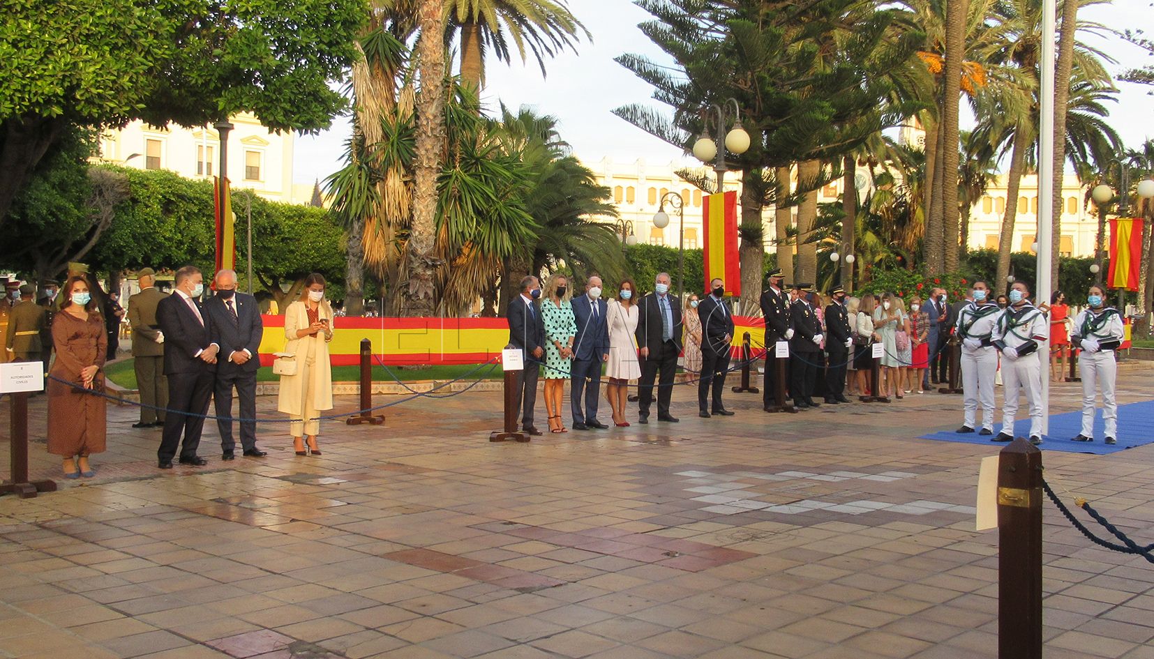 autoridades 1 El PSOE dice que no pudo acudir a la parada militar por la Campaña de Melilla por el congreso