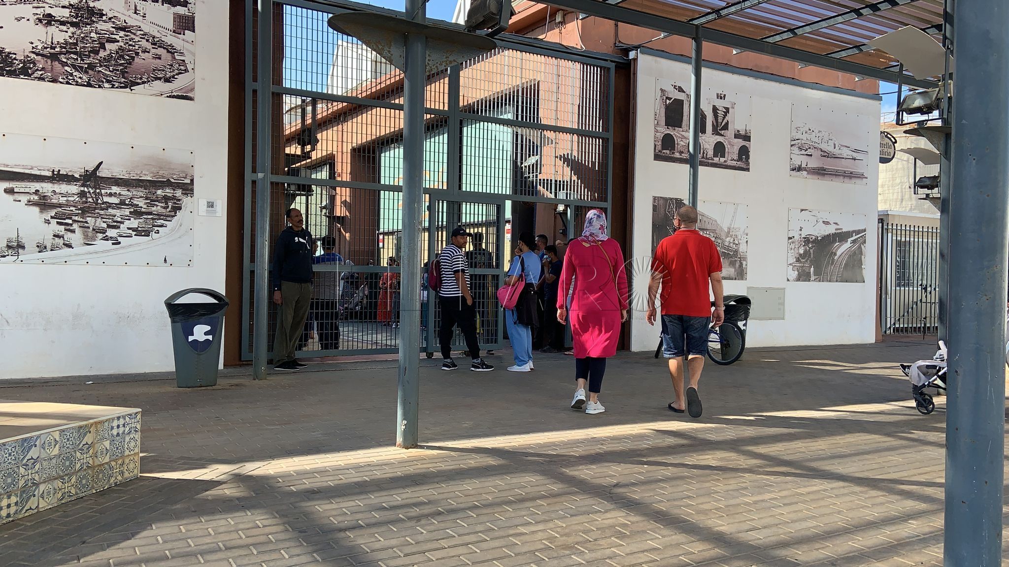 cim colas Colas en la oficina de la Comisión Islámica de Melilla con la esperanza de conseguir 'papeles'