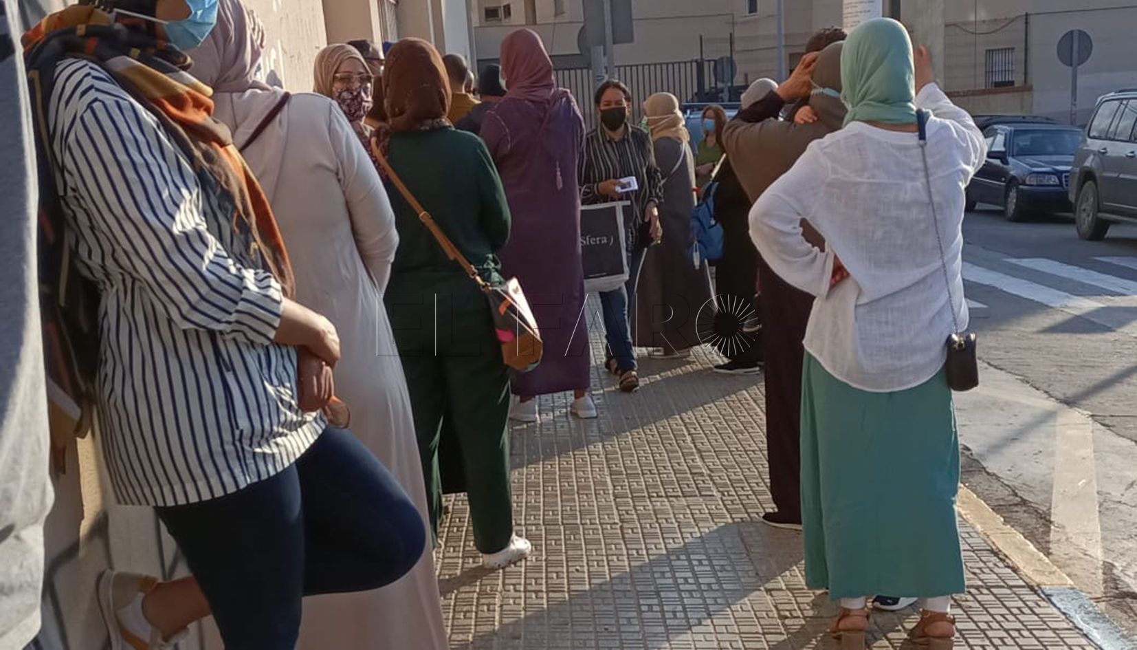 Niños enfermos hacen cola en el centro de salud de Cabrerizas