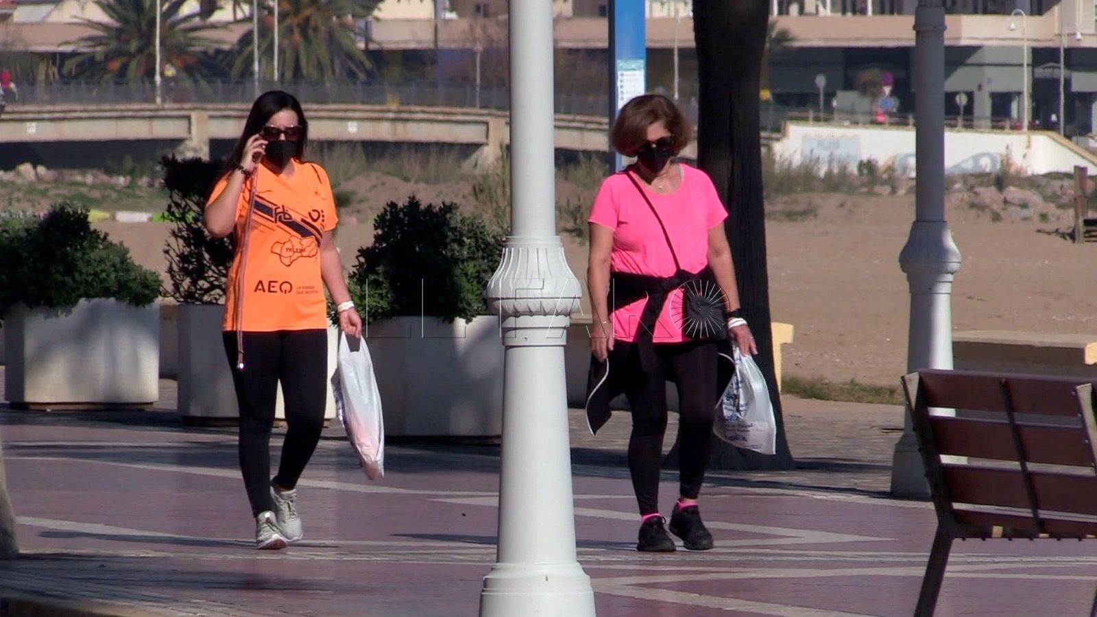 gente caminando La quinta ola del coronavirus se desinfla en Melilla