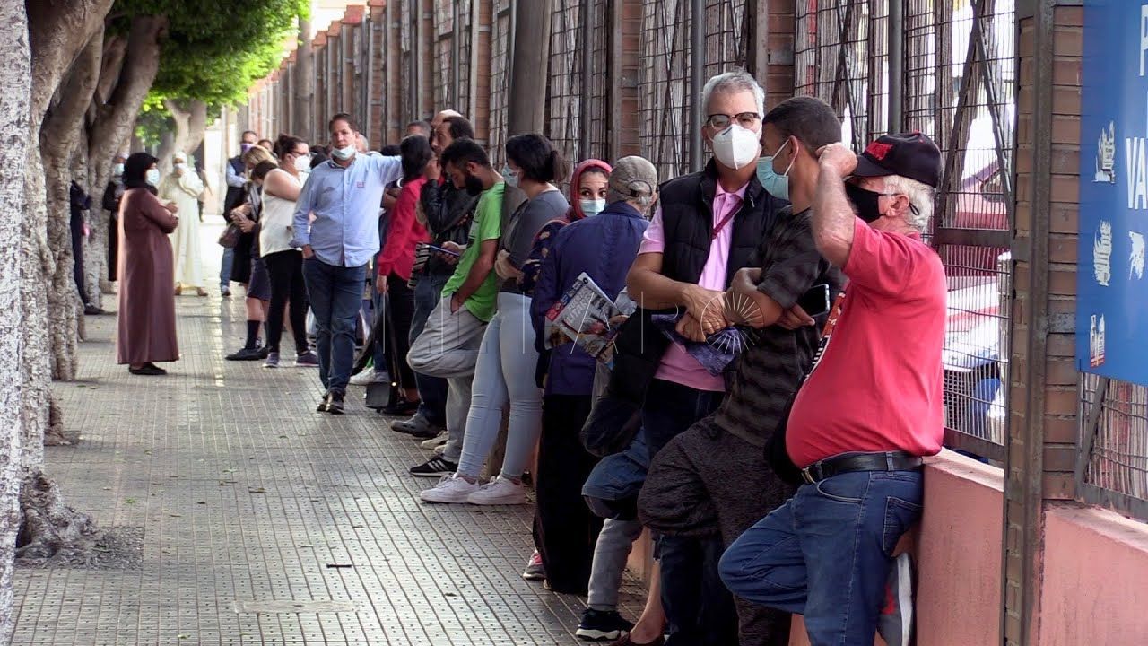largas colas desde primera hora de la manana para la repesca y segundas dosis en melilla Largas colas desde primera hora de la mañana para la repesca y segundas dosis en Melilla