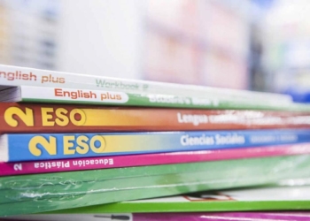 libros de texto en la libreria general de zaragoza vuelta cole material escolar recurso gsc Melilla abre la convocatoria de ayudas para libros de texto, material y transporte escolar