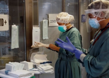 sanitarios Melilla, la segunda región con mayor ocupación de camas UCI por covid