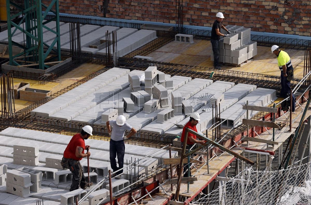trabajadores Un melillense gana 888,36 euros más al mes de media que hace 15 años