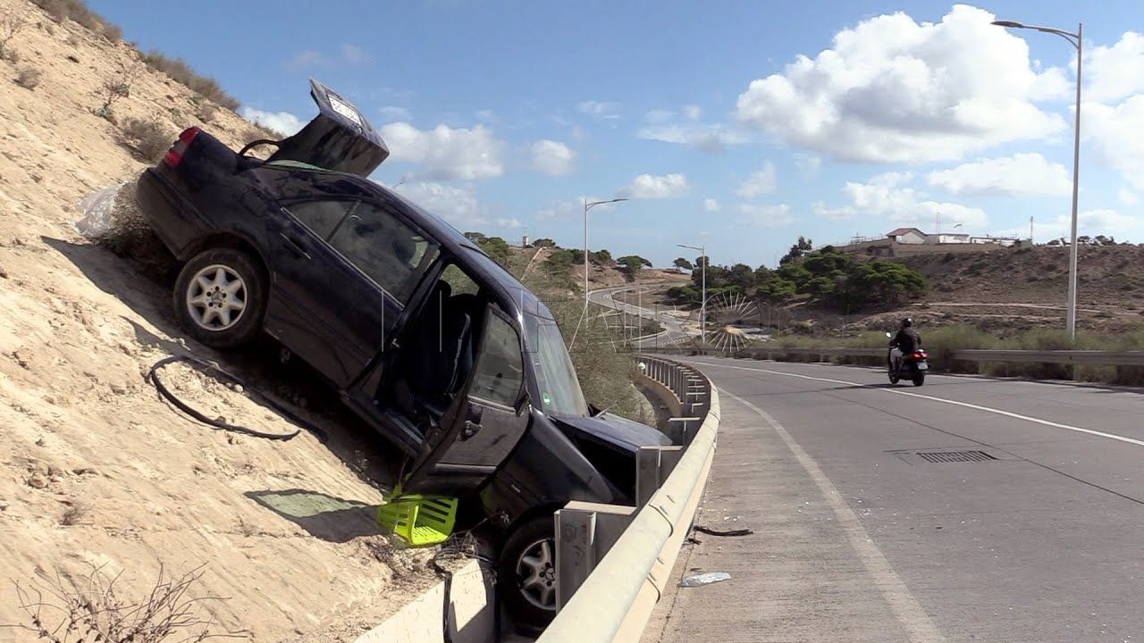 un coche se despena por una ladera en melilla Un coche se despeña por una ladera en Melilla