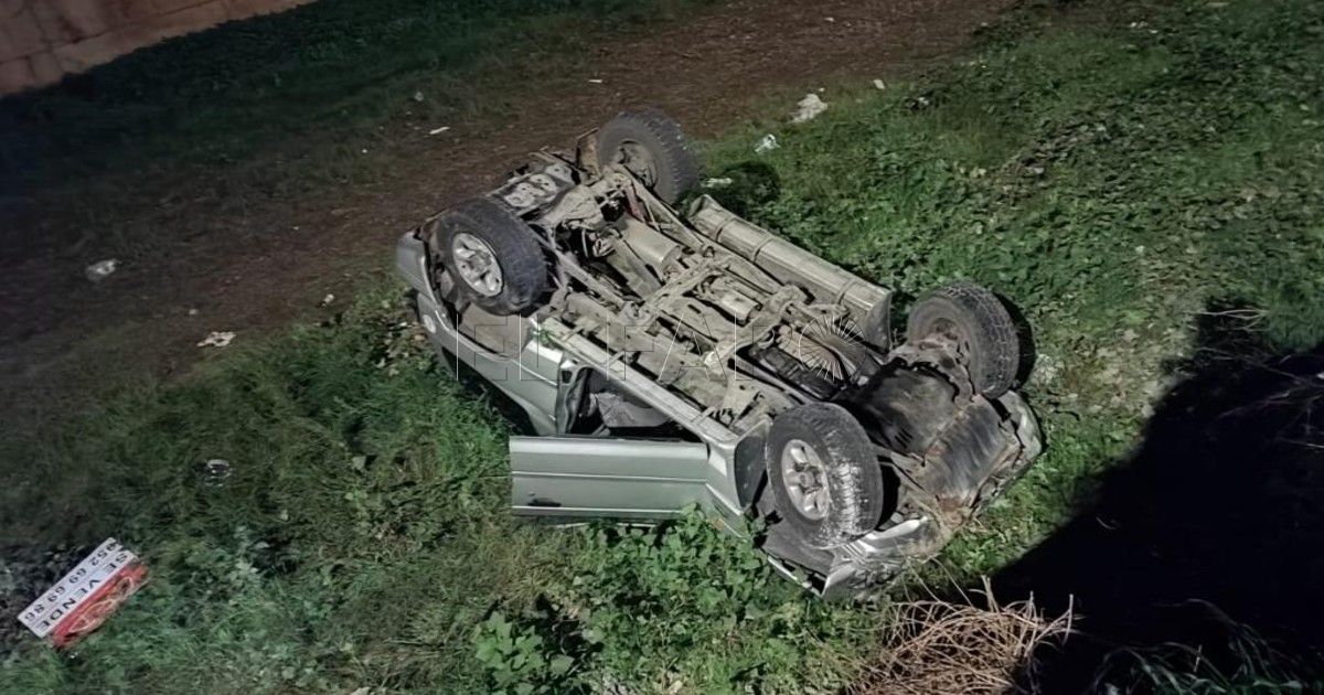 Accidente 1 Herida leve tras volcar su vehículo en el cauce de Arroyo Mezquita