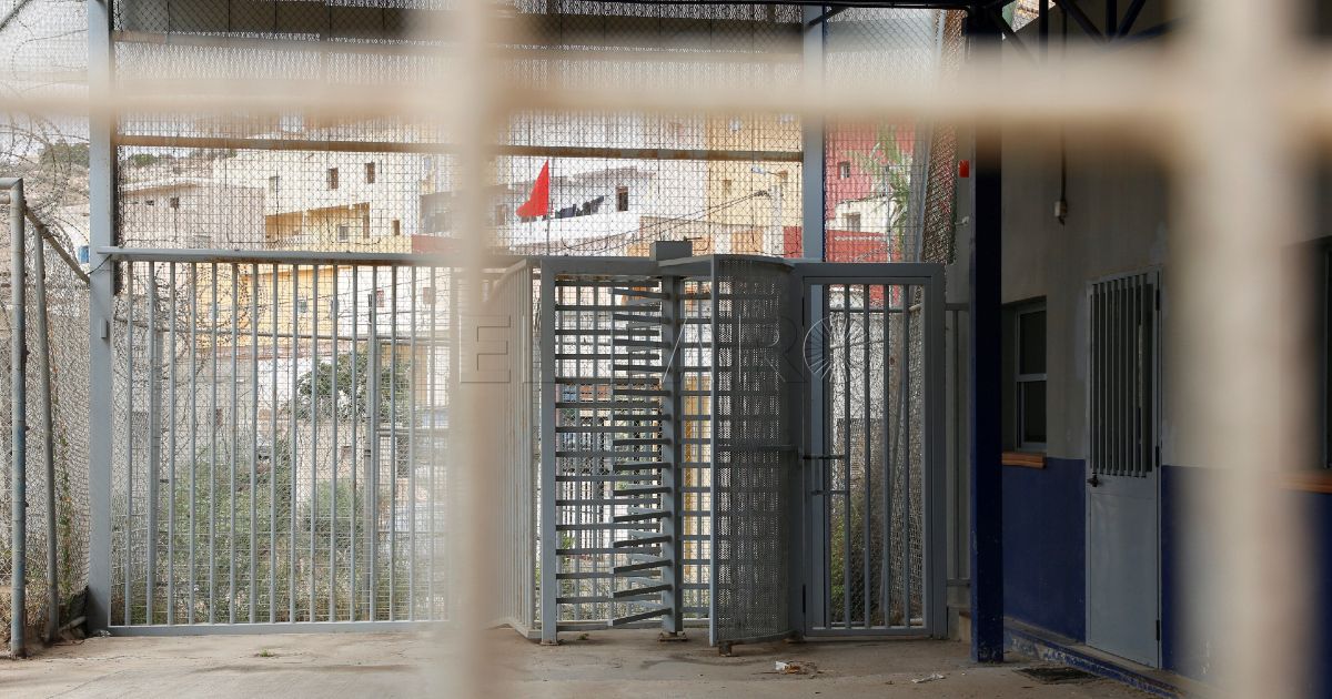 Bandera marroquí junto a la frontera de Mariguari en Melilla Una ciudadana melillense denuncia discriminación en la frontera