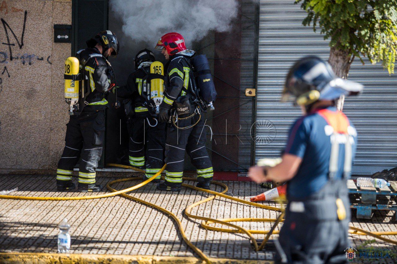 Bomberos incencio Policía Local 10 Desalojo vecinal por un incendio en la calle General Astilleros de Melilla