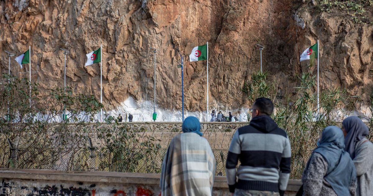 Marroquíes miran hacia Argelia desde Oujda Detenidos 16 militares guardafronteras marroquíes cerca de Oujda por tráfico de personas