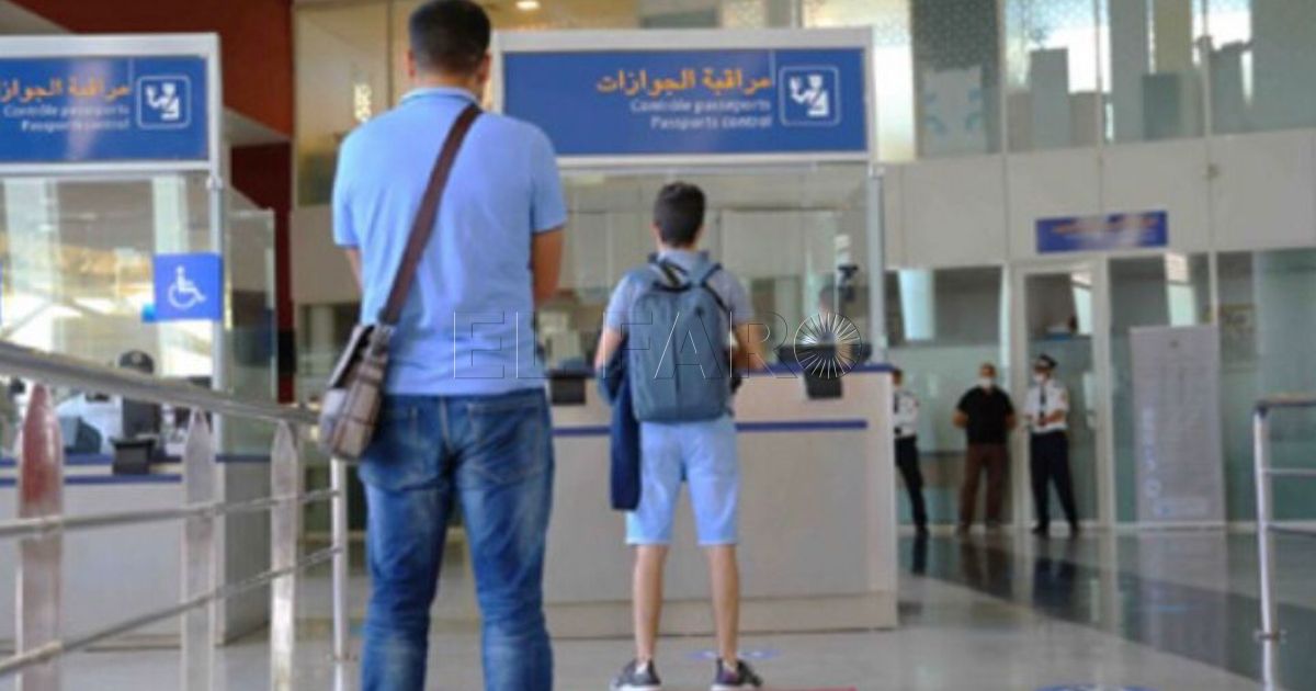 Pasajeros en un aeropuerto de Marruecos Los controladores aéreos marroquíes convocan una huelga de 15 días