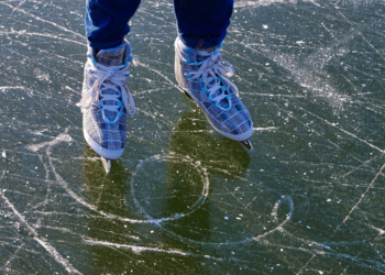 Pista de hielo en una imagen de archivo Sale a concurso el montaje de una pista de hielo para esta Navidad en Melilla