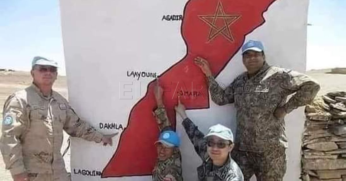 Representantes del Minurso con el mapa del Sahara teñido de rojo marroquí El Congreso deja solo al PSOE y aprueba su apoyo al Sáhara en el marco de ONU