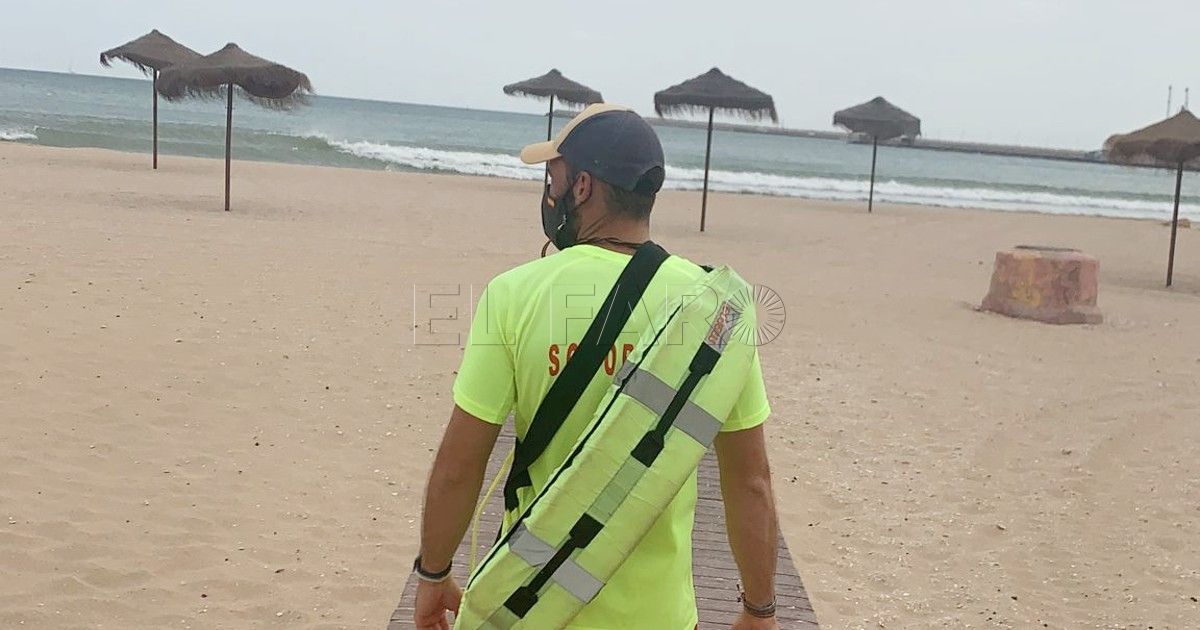 Socorristas este verano en las playas de Melilla Socorristas de Melilla irán a juicio a reclamar el impago de sus sueldos