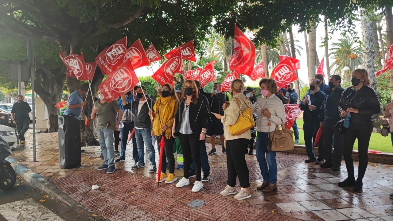 UGT limpieza Protesta de UGT frente a la Asamblea de Melilla por los contratos de los trabajadores de la limpieza urbana