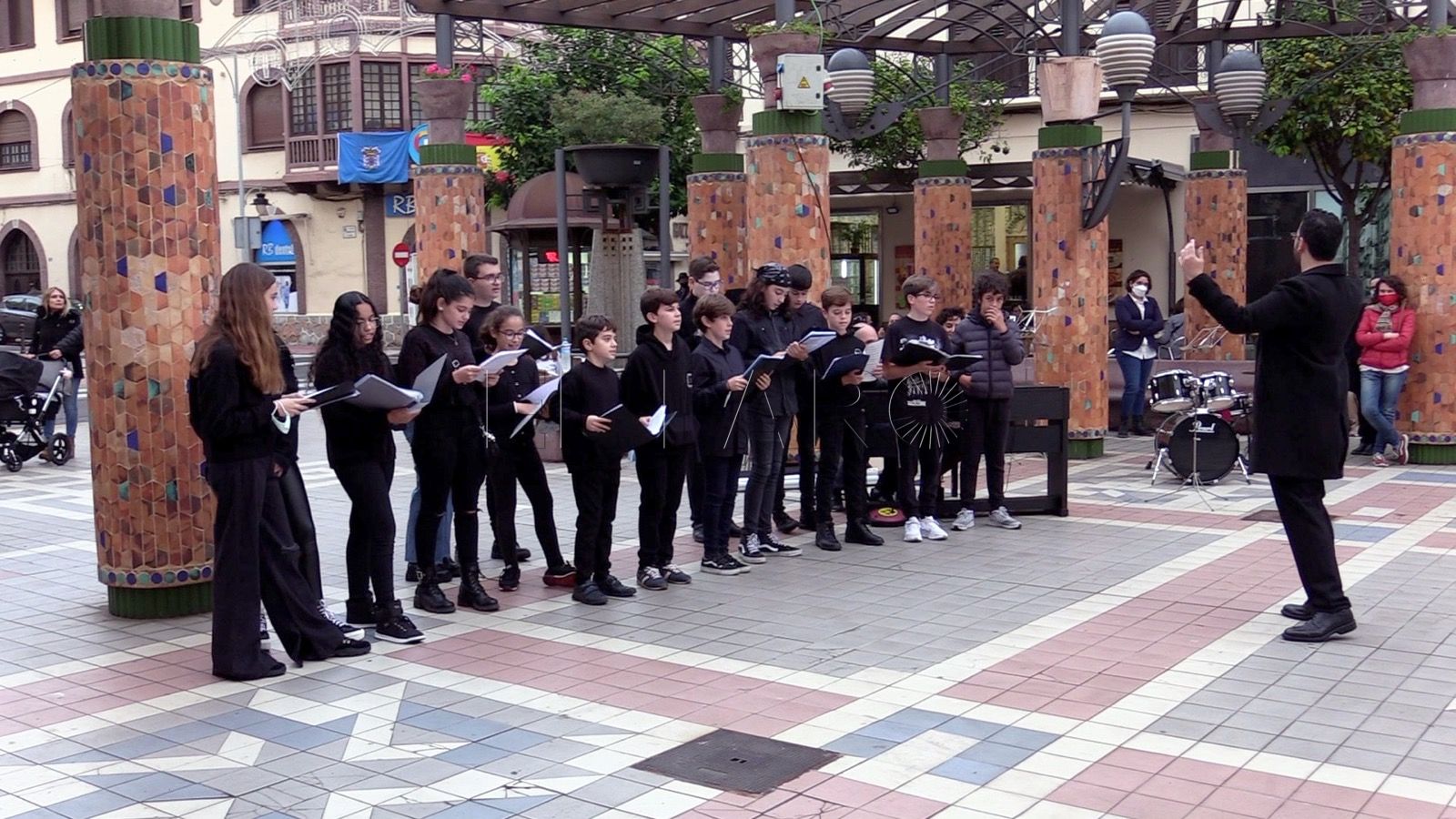 WhatsApp Image 2021 11 19 at 18.08.14 Alumnos del Conservatorio llevan la música al centro de Melilla