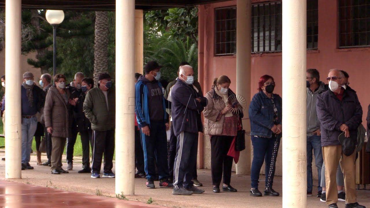 decenas de melillenses se ponen la vacuna de la gripe la de refuerzo del covid o las dos Decenas de melillenses se ponen la vacuna de la gripe, la de refuerzo del covid o las dos