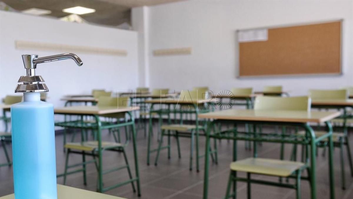 gel hidroalcoholico en un aula Anpe Melilla pide agilizar el sistema de sustituciones de docentes