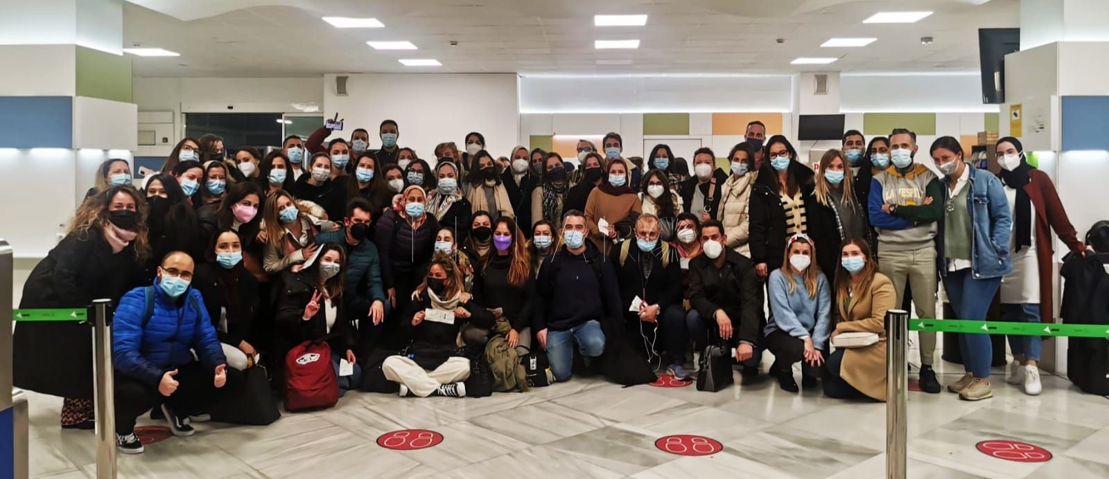 opositores Alegría en los opositores de Enfermería de Melilla al llegar a Málaga