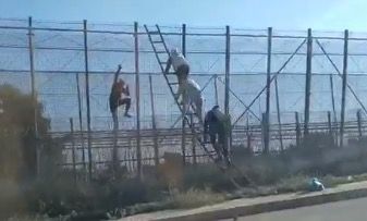 salto valla melila hacia marruecos Inmigrantes atraviesan la valla de Melilla usando escaleras