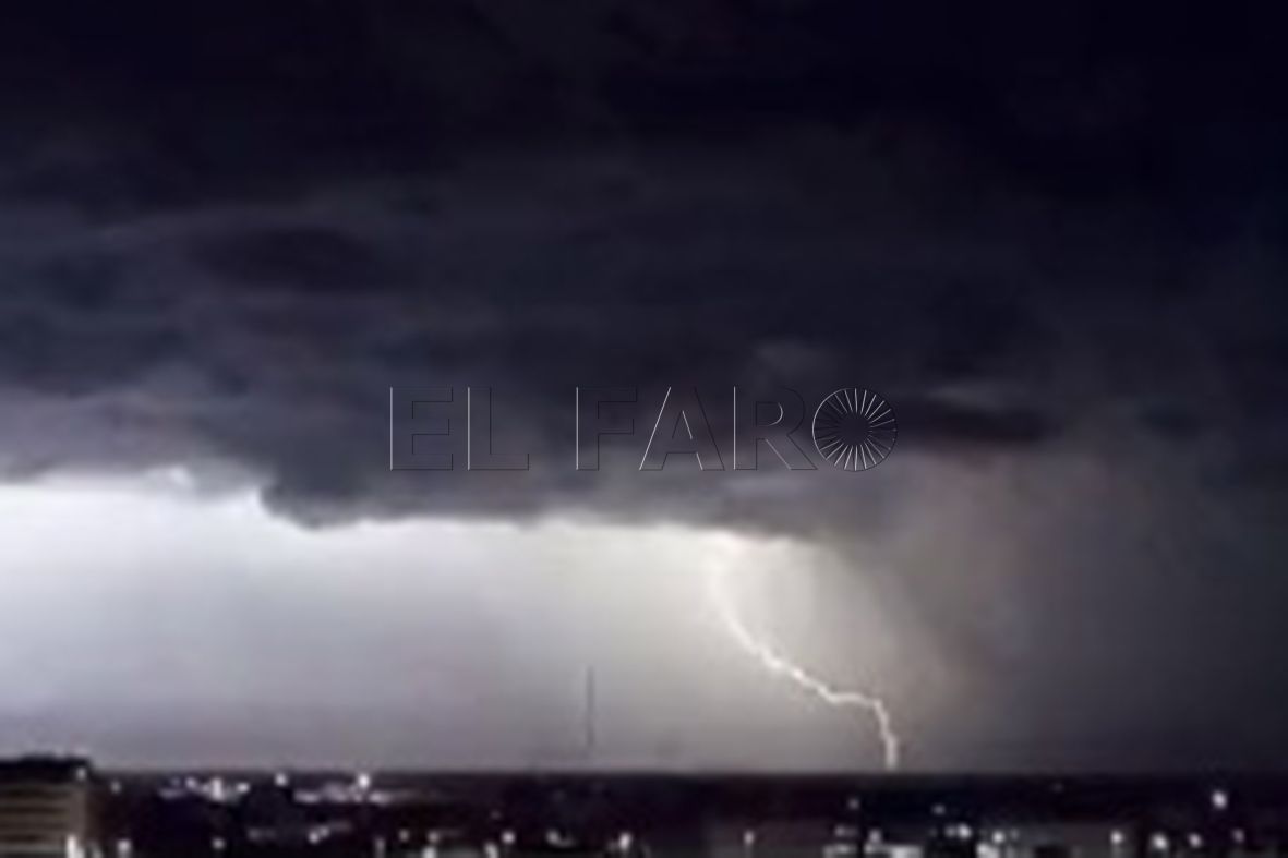 tormenta 1 Una tormenta eléctrica despierta a Melilla este sábado