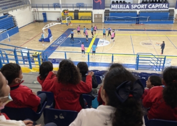 24D 1 2 Alumnos del CEIP Velázquez visitan el entrenamiento del primer equipo