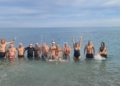 76cad31c 671c 4ada bfb8 ecd912c9eb21 Melillenses celebran la Navidad con un baño fresquito en la playa