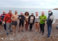 77fa5a27 03d5 4820 8948 f1f9bd004f2c Melillenses celebran la Navidad con un baño fresquito en la playa