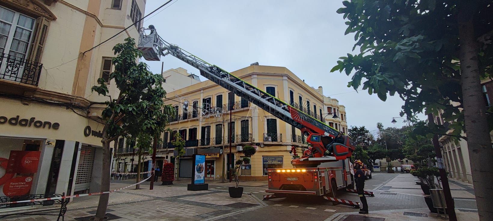 Bomberos Caen cascotes de un edificio en la calle Chacel de Melilla