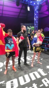 FGbge0YXIAIj89S Mohamed Bouhlassa se trae el cinturón profesional kick boxing K-1 de Francia