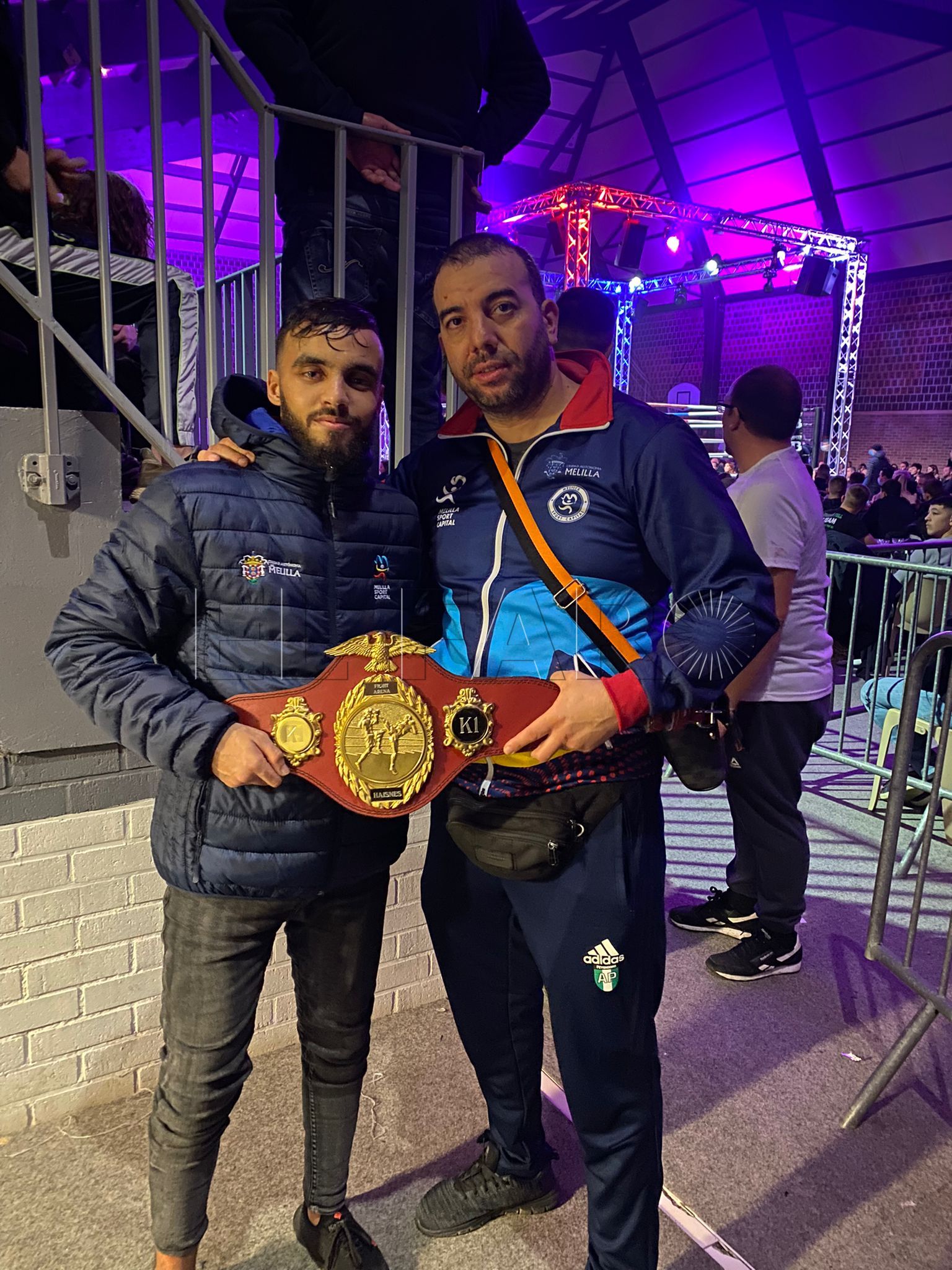 FGbgeJ3XoAQpp4L Mohamed Bouhlassa se trae el cinturón profesional kick boxing K-1 de Francia