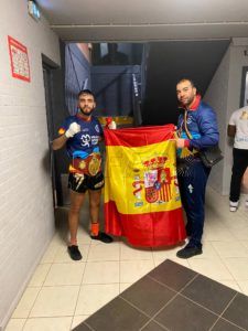 FGbgeipWUAQ1JV2 Mohamed Bouhlassa se trae el cinturón profesional kick boxing K-1 de Francia