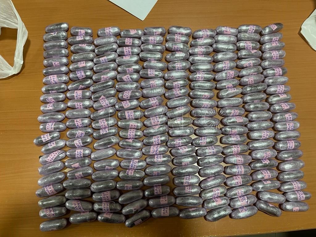 Foto 1 contenido de los paquetes intervenidos bellotas de hachis Detenidas tres personas por tráfico de drogas en Melilla