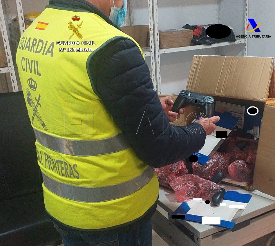 GUARDIA CIVIL Detectan mandos para videoconsolas falsificados en el puerto de Melilla
