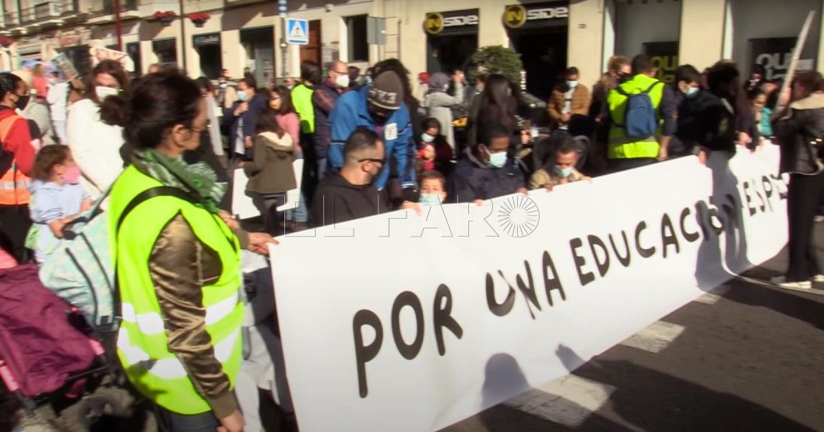 Protesta VOX Melilla denuncia falta de atención a niños españoles con necesidades especiales
