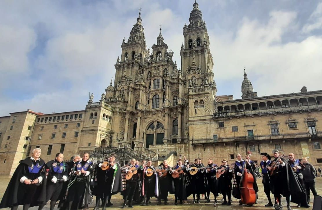 Tuna Melilla Cuarentuna de Melilla cosecha "aplausos y bravos" en Santiago de Compostela