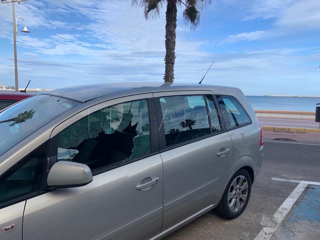 WhatsApp Image 2021 12 26 at 17.29.53 Destrozan lunas y ventanillas de 5 coches estacionados en el Paseo Marítimo