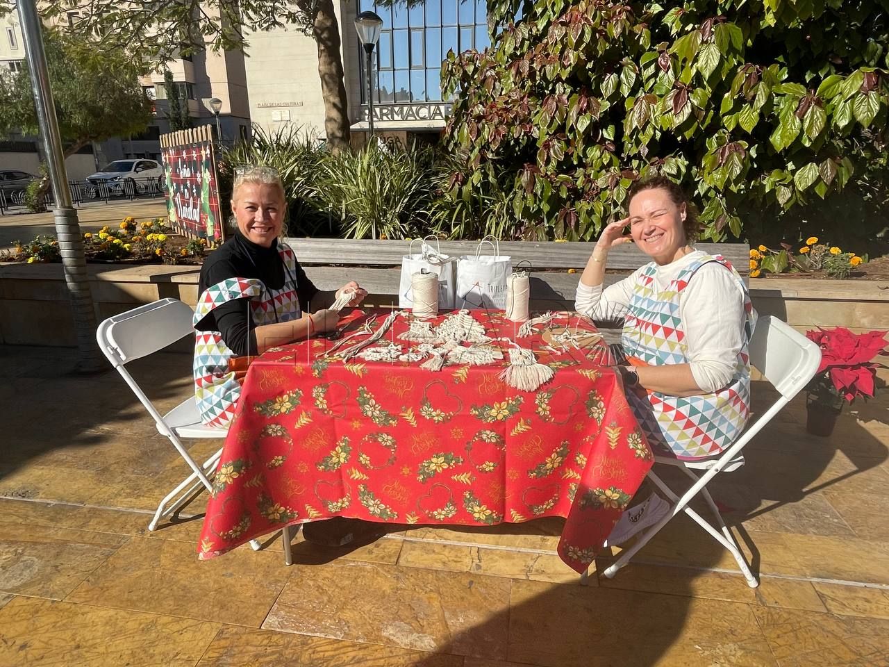 Artesanías de macramé para adornar la Navidad en Melilla