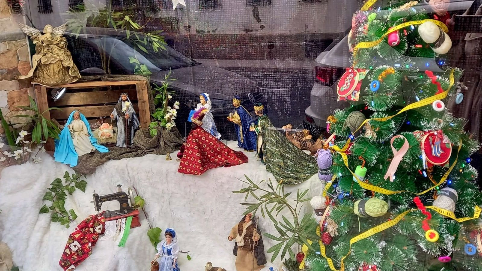 belen happy cloth El Belén de Geyperman y Barbie gana el primer premio de escaparates de Melilla