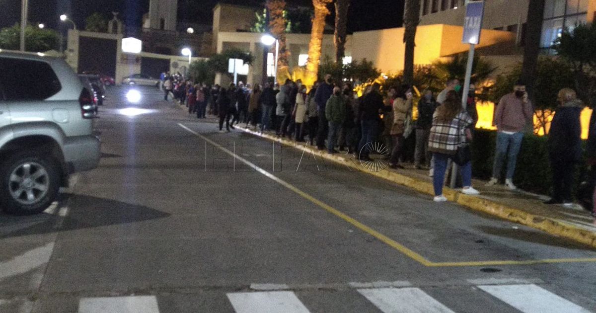 Vuelven las colas de vacunación al hospital de Melilla
