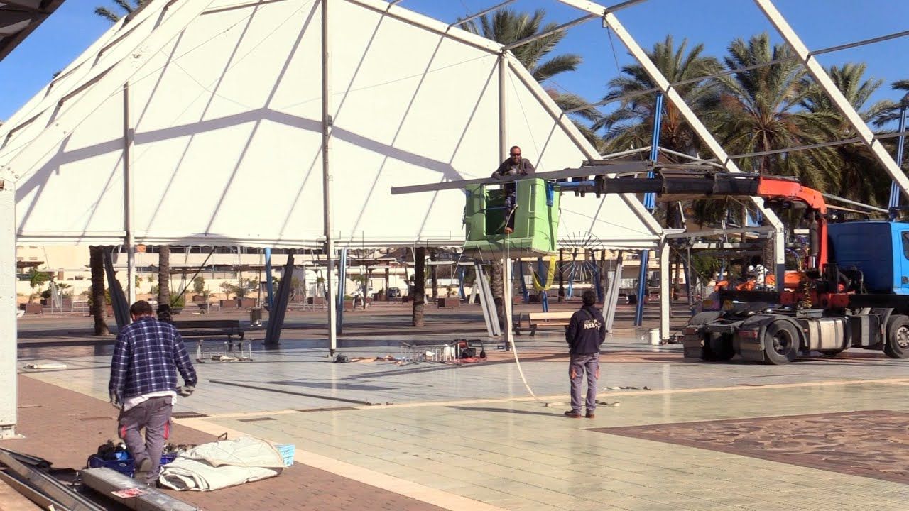 comienza la preparacion de la pista de patinaje en la plaza multifuncional de melilla Comienza la preparación de la pista de patinaje en la plaza multifuncional de Melilla