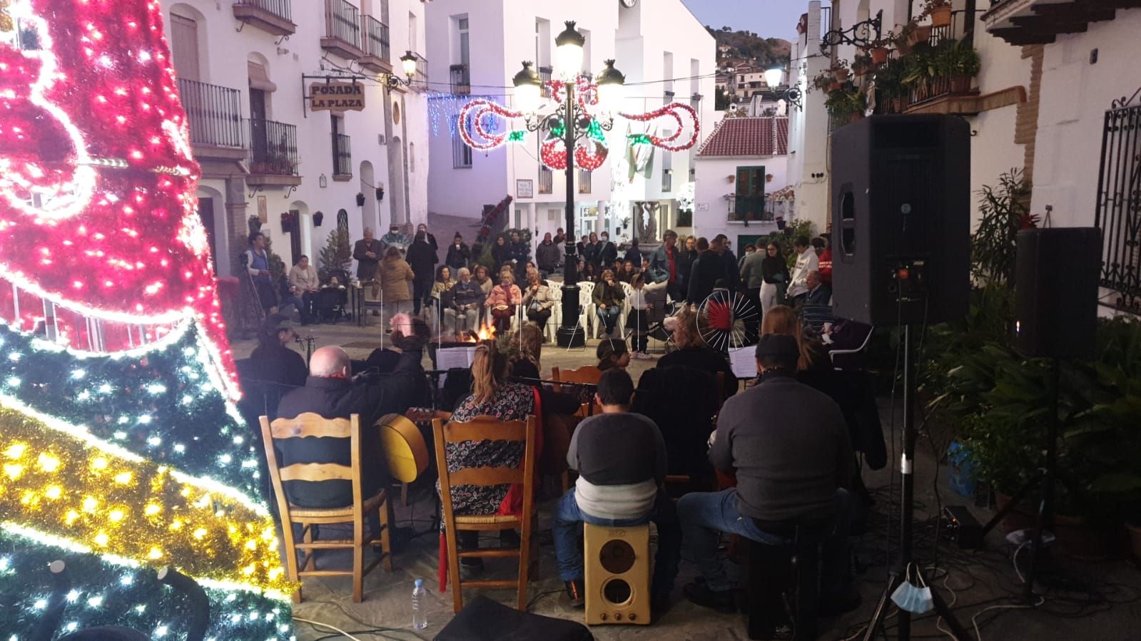 La Escuela de Flamenco de Melilla lleva alegría a Canillas de Albaida con una zambombá navideña