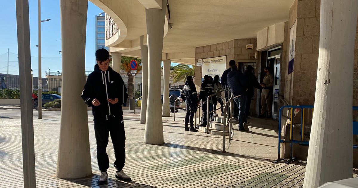 La Oficina de Atención al Ciudadano del centro de Melilla abrirá el domingo y el lunes para tramitar pasaportes covid