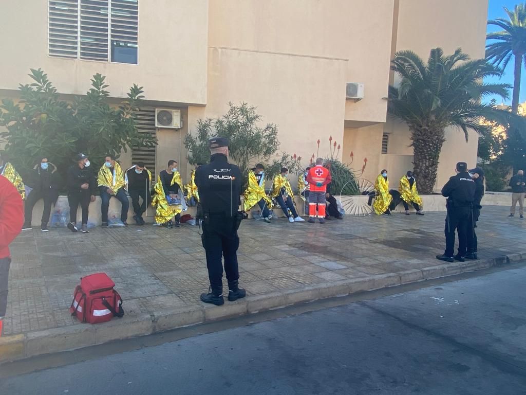 marroquies policia embarcacion Llegan 16 personas en una embarcación neumática a la escollera del Puerto de Melilla