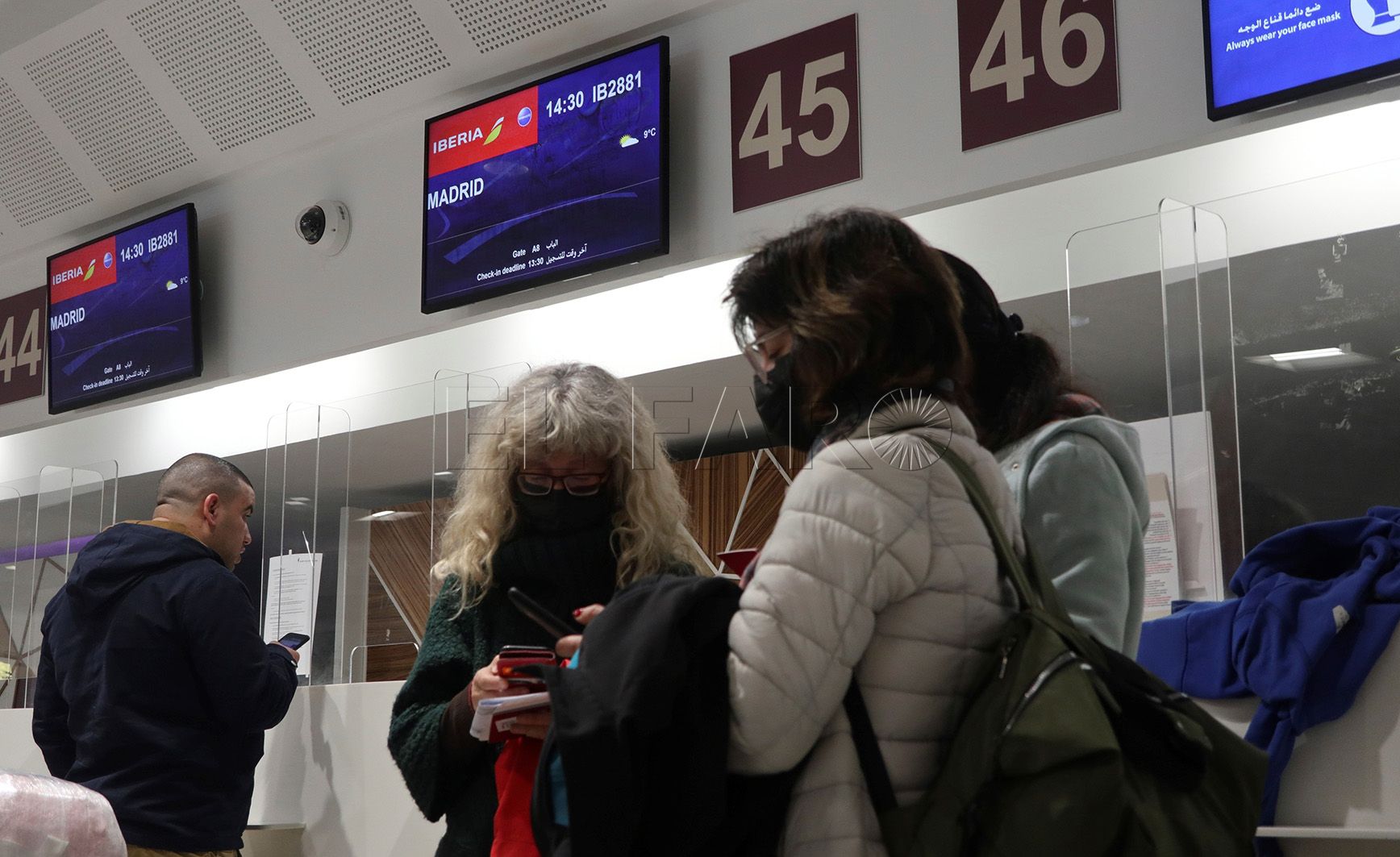 Alivio entre los pasajeros del primer avión que parte de Marruecos de regreso a España
