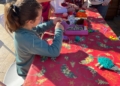 tripleta taller infantil 1 Artesanías de macramé para adornar la Navidad en Melilla