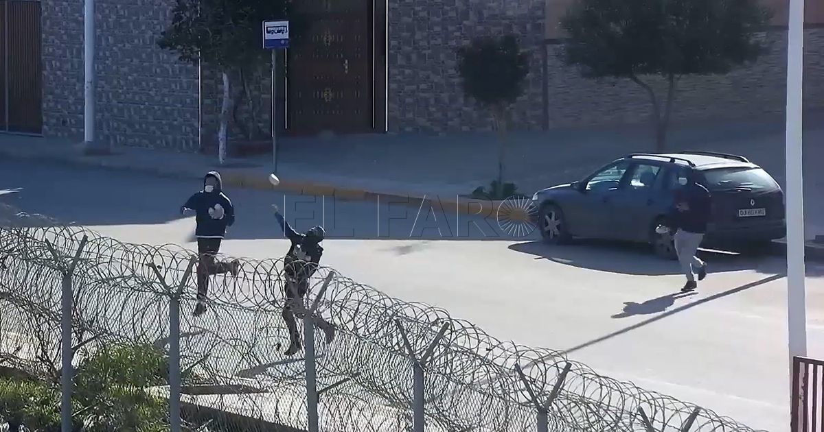 volteo drogas melilla editada.00 01 14 19.Imagen fija003 1 Detenidas seis personas en un mes por lanzar paquetes de droga por la valla de Melilla