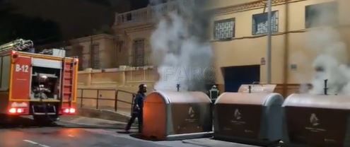 Bomberos Los bomberos de Melilla apagan un incendio originado en unos contenedores