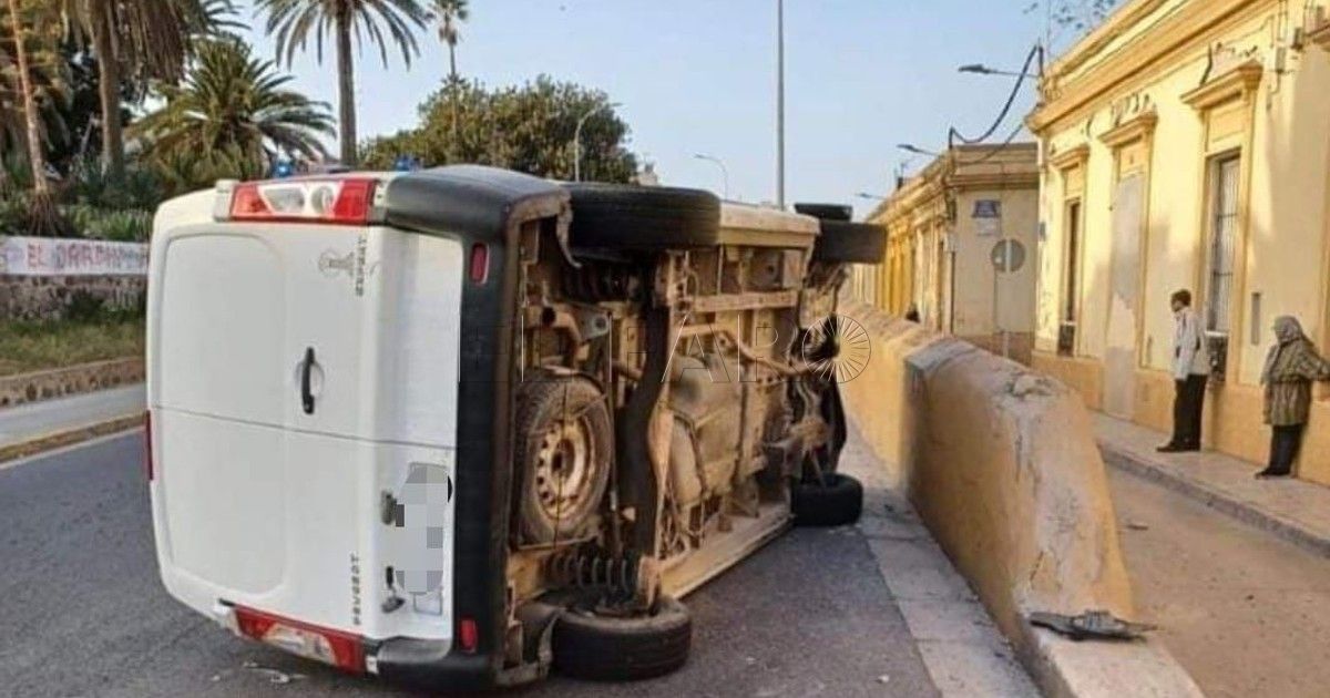 Furgoneta Vuelca una furgoneta en la carretera de Cabrerizas